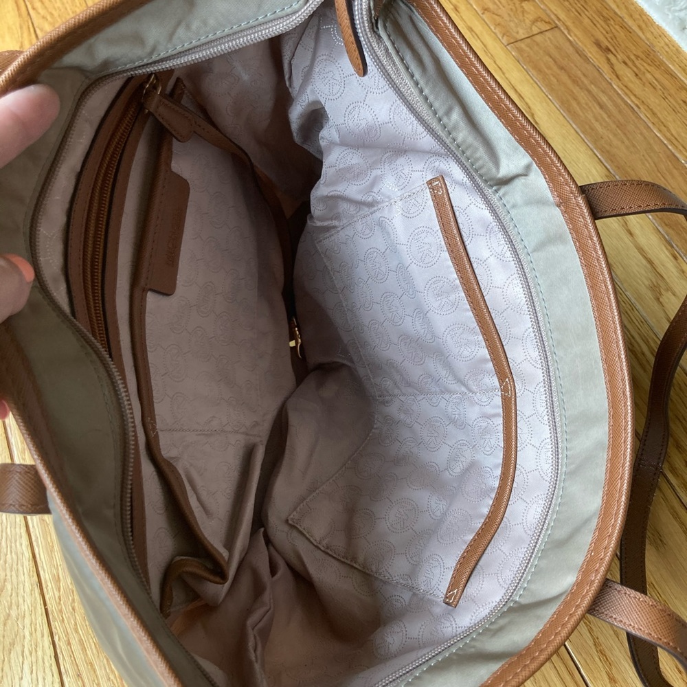*SOLD* Michael Kors Tote Bag - Picture 7 of 10